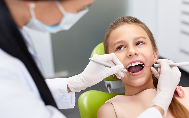 Dentista visita bambino a Cavaria